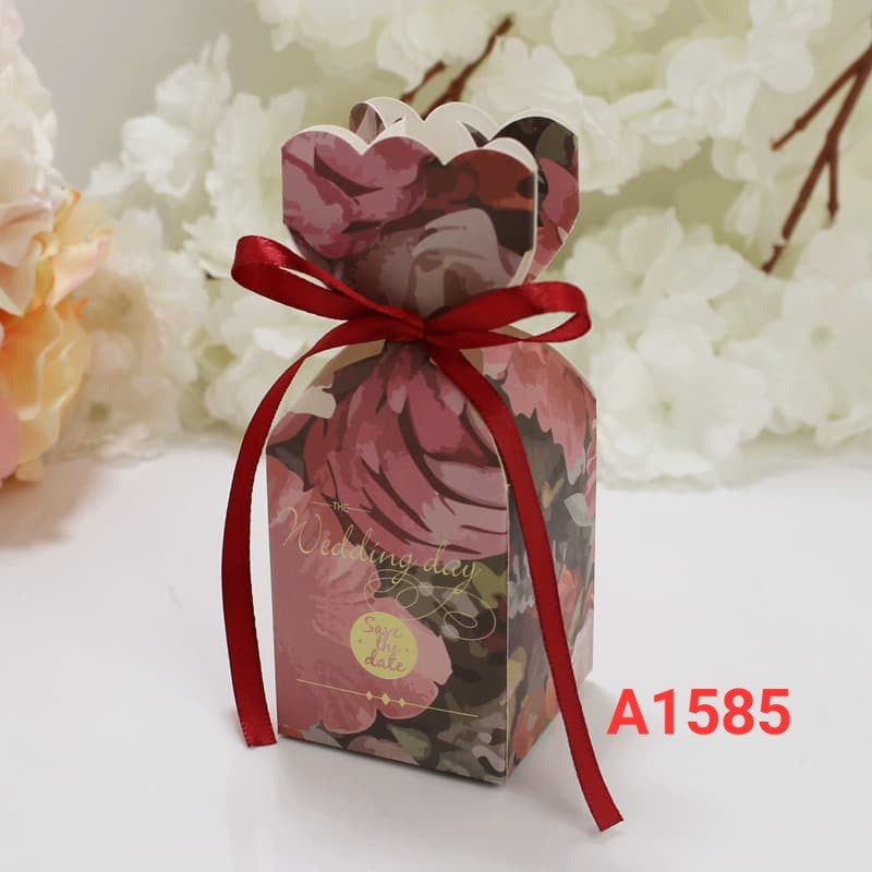 Favor boxes red, white and green