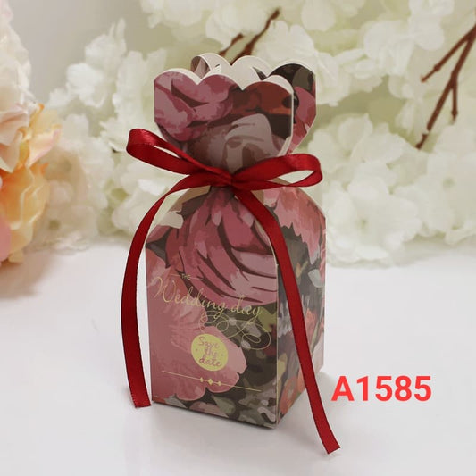 Favor boxes red, white and green